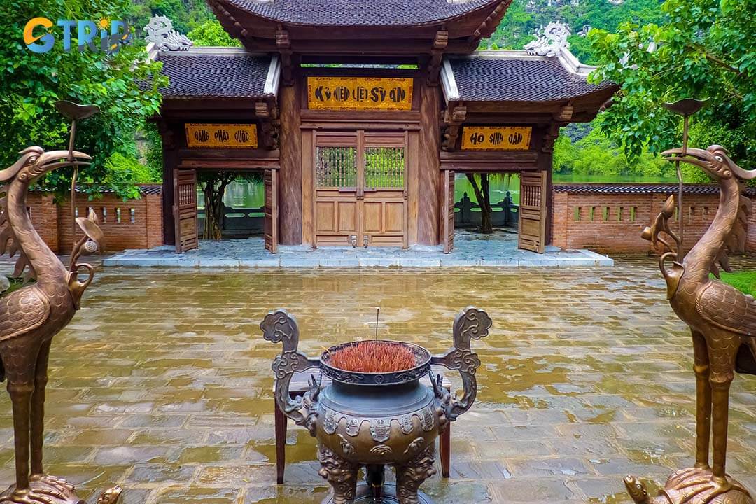 Place to burn incense at Thai Vi Temple