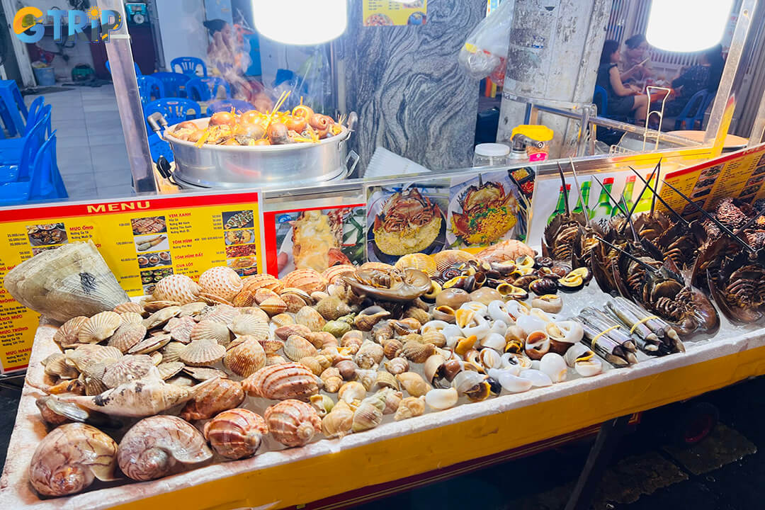 Plan smart for your Ho Thi Ky visit, park safely, secure your belongings, pick trusted stalls, go with friends to share dishes, and wear comfy shoes for exploring