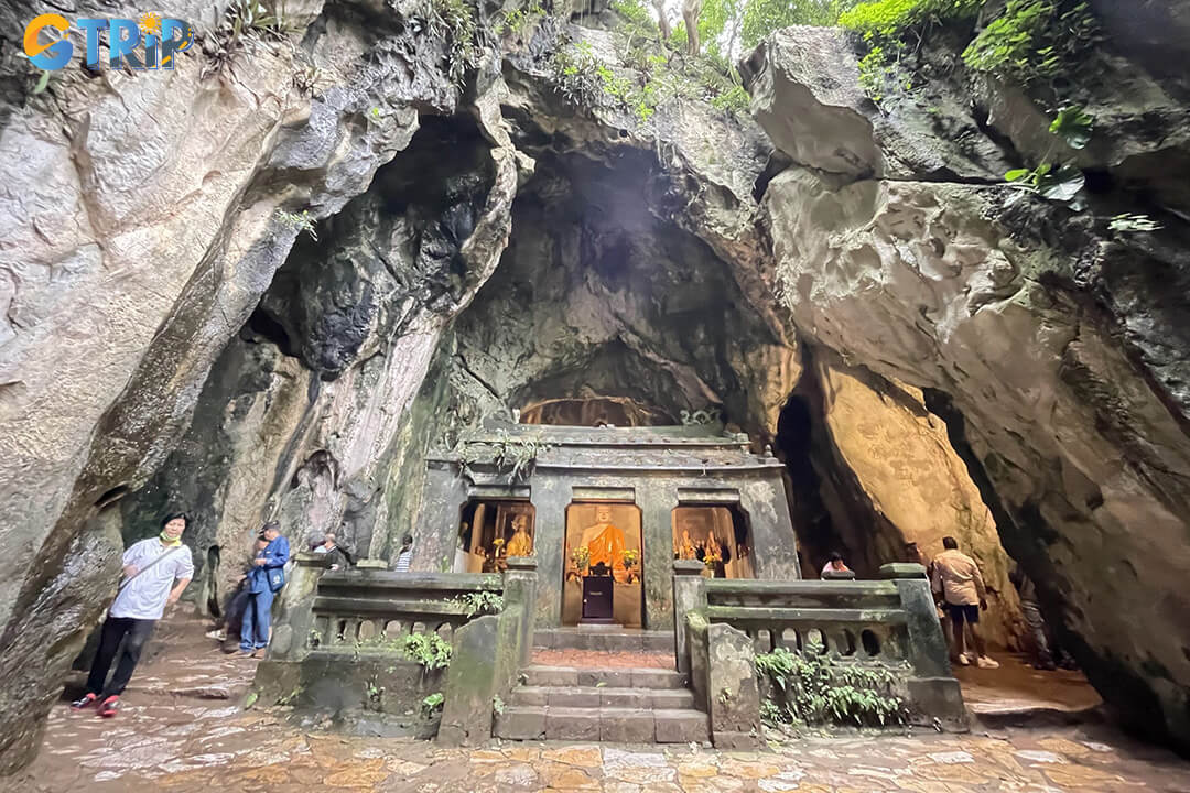 Plan your visit during the dry season and choose early morning or late afternoon hours to enjoy better weather, fewer crowds, and ideal lighting inside Am Phu Cave