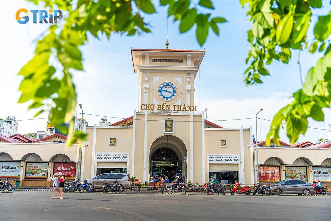 Plan your visit wisely to experience Ben Thanh Market at its best, from quiet morning browsing to the lively energy of the night market