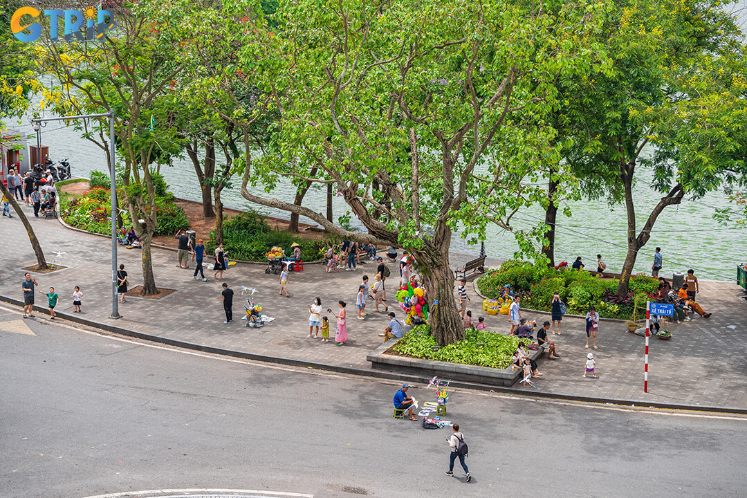 Plan your visit wisely with tips on timing, safety, traffic, comfortable footwear, and the best balcony cafes for stunning square views