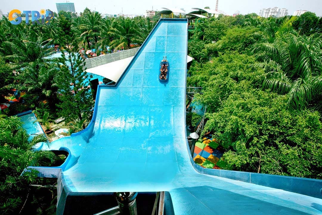 Playing at the water parks is fun, but you should remember and follow the instructions to ensure your safety