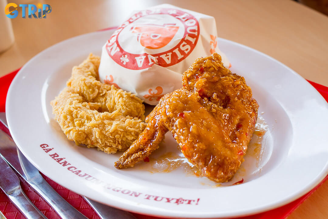 Popeyes in Hanoi brings a taste of Louisiana with its crispy cajun-spiced chicken, buttermilk biscuits, and southern-style sides
