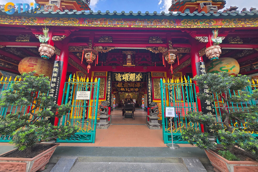 Quan Am Pagoda offers daily rituals, ancient folk practices, and living traditions that reflect the enduring faith of the Chinese-Vietnamese community