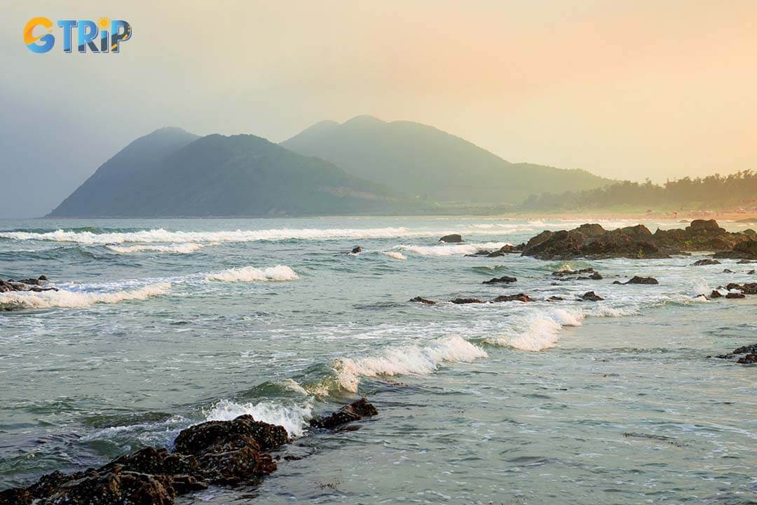 Quan Lan Beach is farther away than Ti Top Beach but is less crowded, and very suitable for those who like peace and quiet