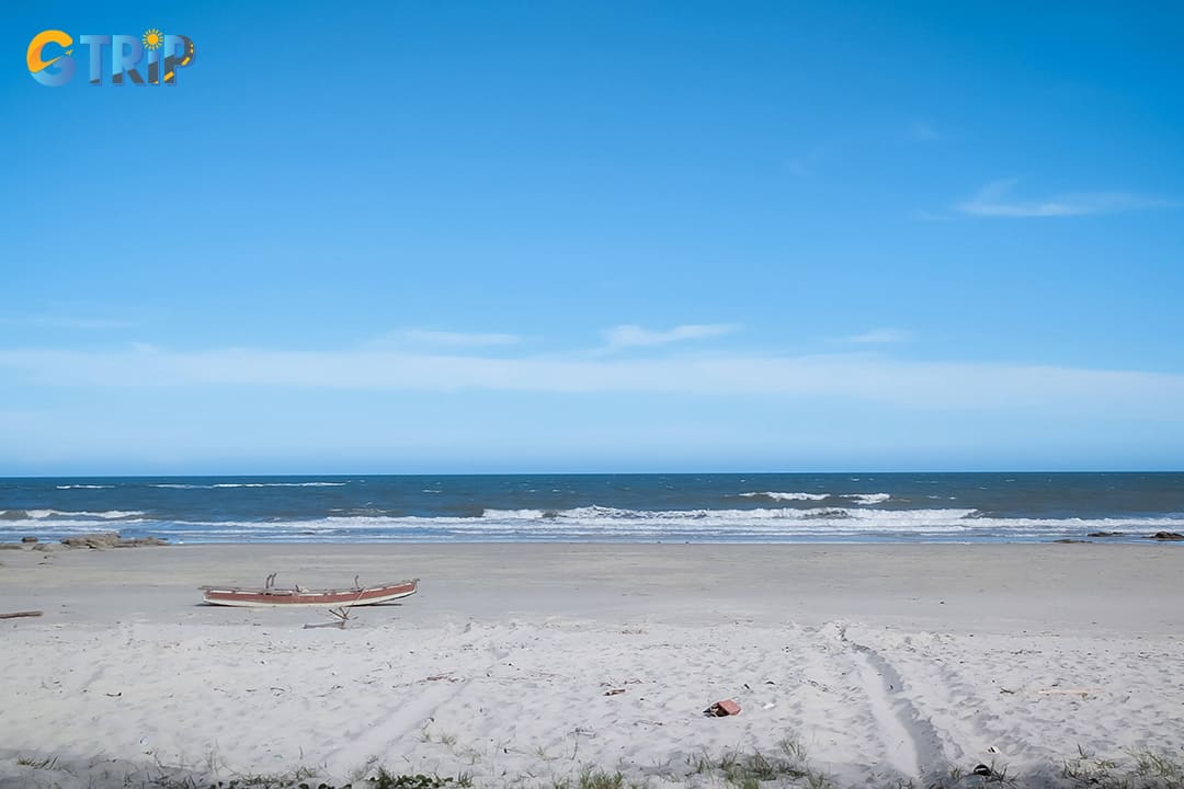 Quan Lan Beach offers people a blend of refreshing clear waters and vibrant landscapes