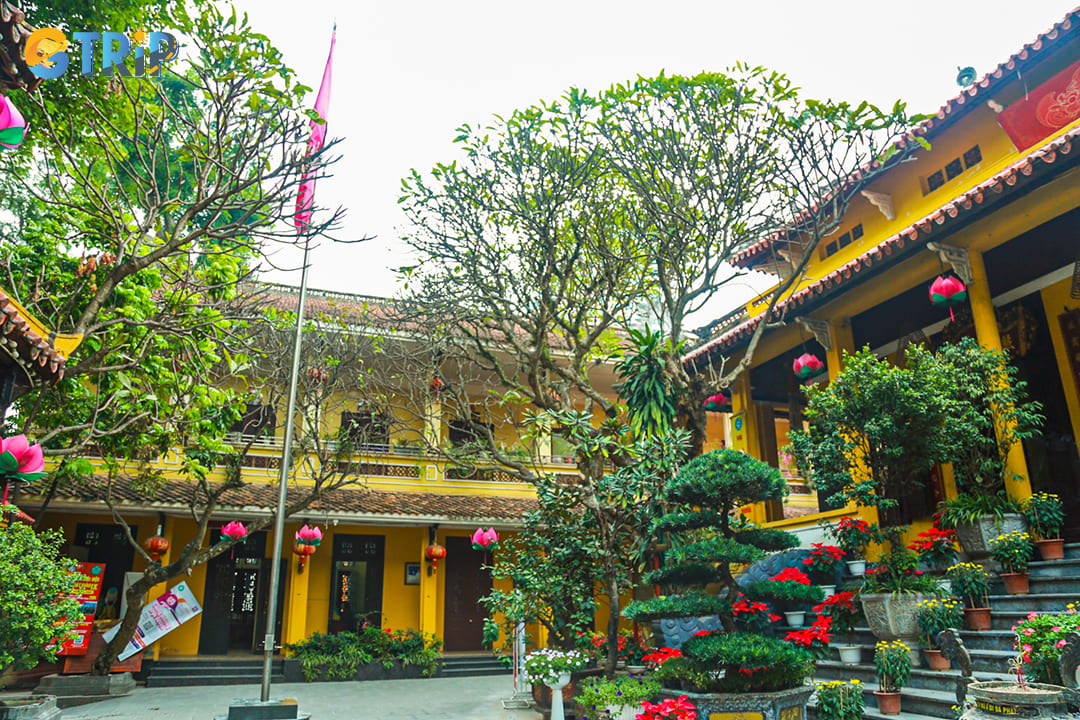 Quan Su Pagoda, being one of the most significant Buddhist temples in Hanoi, requires visitors to observe proper etiquette during their visit