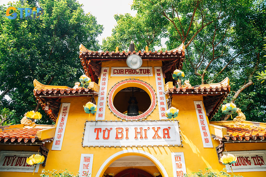 Quan Su Pagoda primarily honors Gautama Buddha, the historical founder of Buddhism, whose teachings form the foundation of the religion