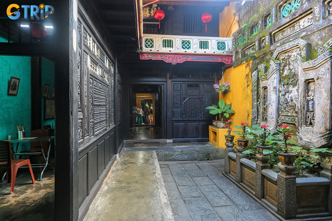 Quan Thang Ancient House stands out for its meticulous design, intricate wood carvings, and harmonious blend of Chinese and Vietnamese architectural styles