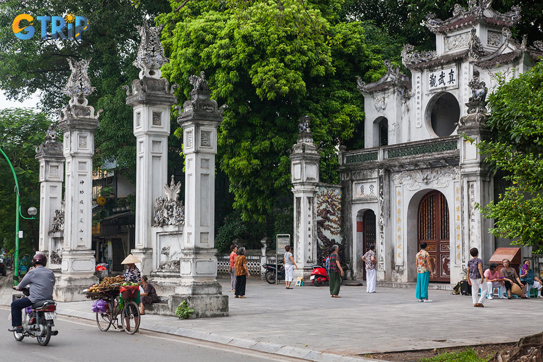 Quan Thanh Temple enjoys a prime location on Thanh Nien Street, making it easily accessible for tourists exploring Hanoi