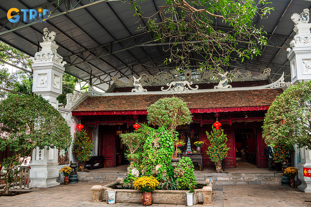Quan Thanh Temple showcases a magnificent, harmonious blend of traditional Vietnamese and Chinese architectural elements