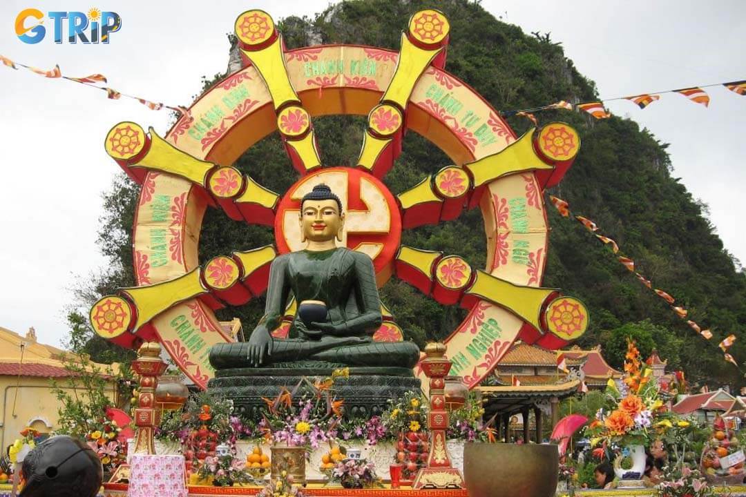 Quan The Am Festival features sacred rituals such as lantern processions, scripture chanting, offerings, teachings, and a Quan The Am statue parade