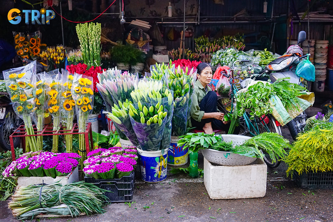 Quang Ba Flower Market pulses with vibrant energy as one of Hanoi's largest wholesale flower markets