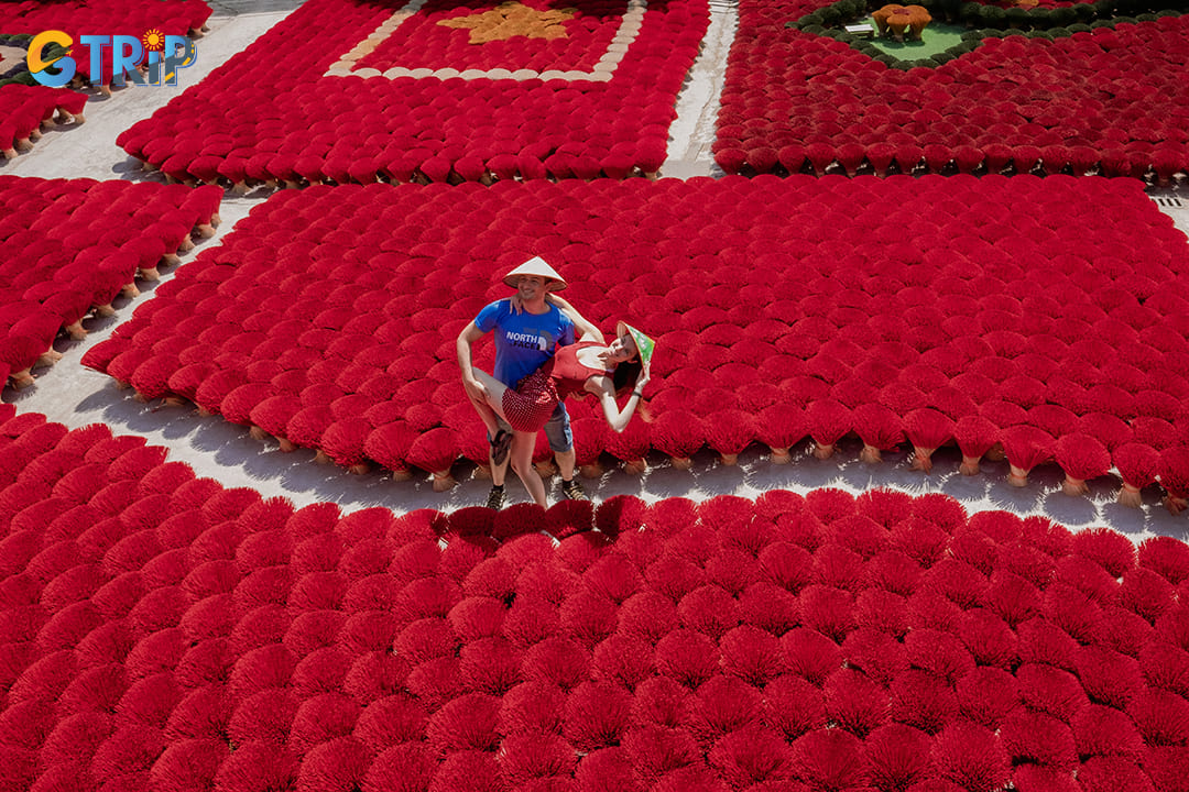 Quang Phu Cau has become a photographer's paradise, offering countless striking compositions against its vivid red backdrops
