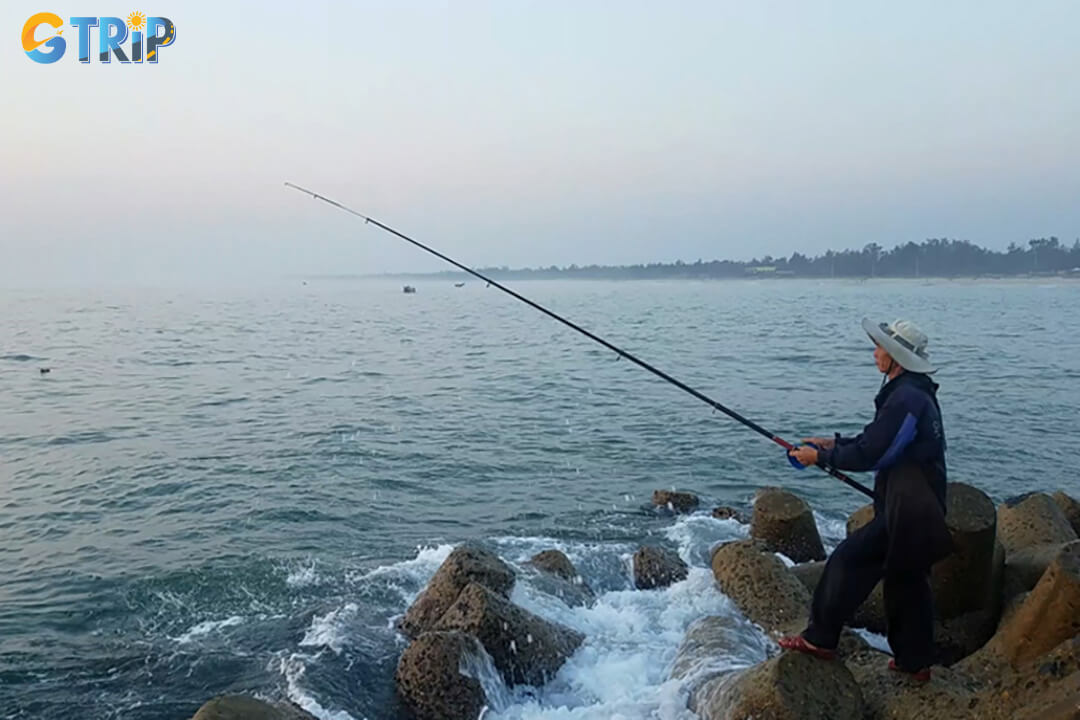 Rang Beach is a rugged coastal gem in Da Nang, ideal for experienced anglers who enjoy rock fishing amid clear waters and dramatic scenery
