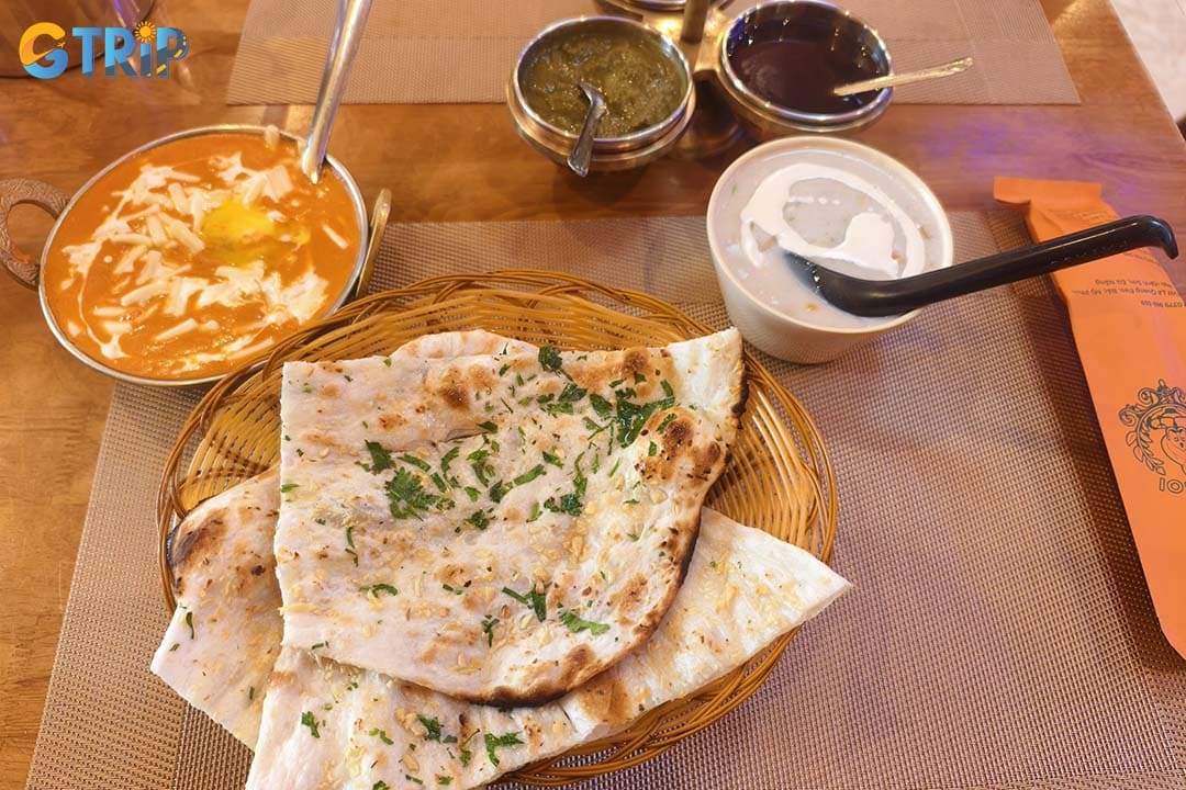 Rasoi is a fully vegetarian Indian restaurant popular for classic comfort dishes, late-night service, and group-friendly seating