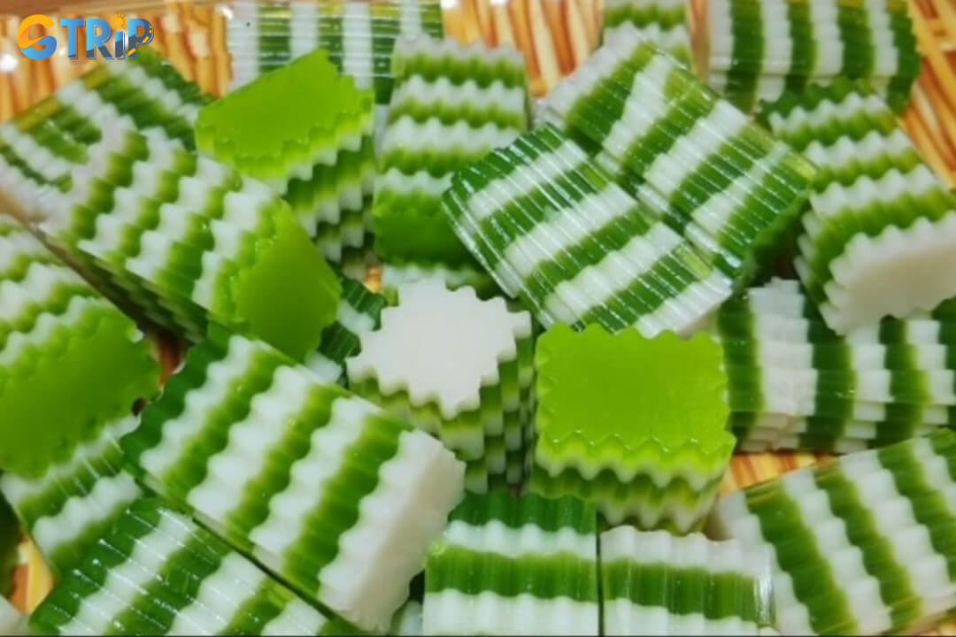 Rau cau is a popular Vietnamese jelly dessert made from agar and coconut, served chilled in plain, fruit-flavored, or layered versions