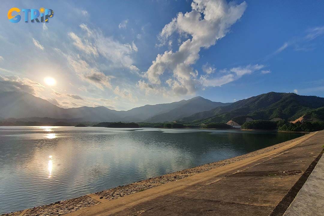 Reaching Hoa Trung Lake by motorbike is the most ideal choice for travelers