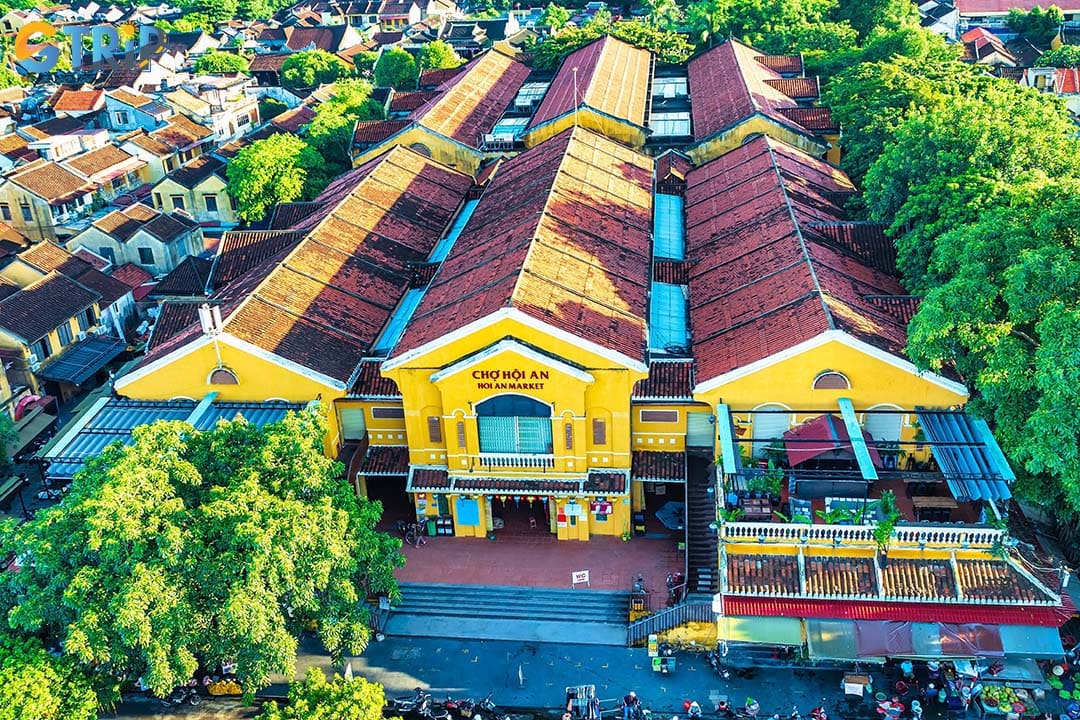 Reaching Hoi An Central Market is easy because of its central location