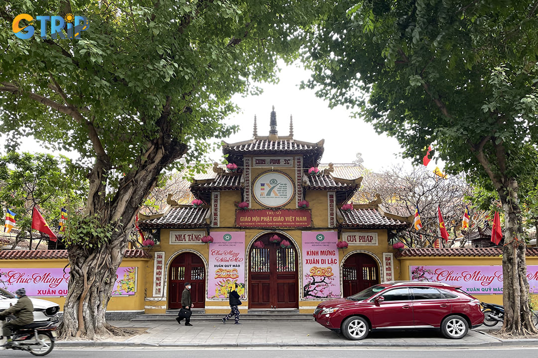 Reaching Quan Su Pagoda is straightforward with several transportation options available to tourists