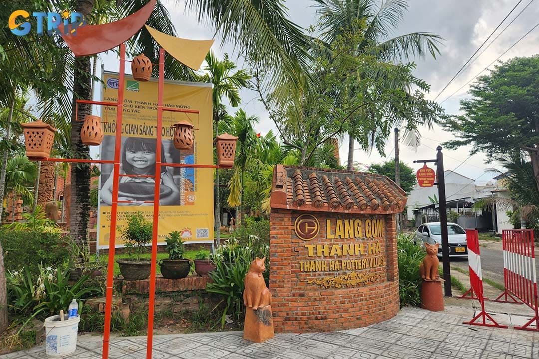 Reaching the Thanh Ha Pottery Village is straightforward with many options of transportation