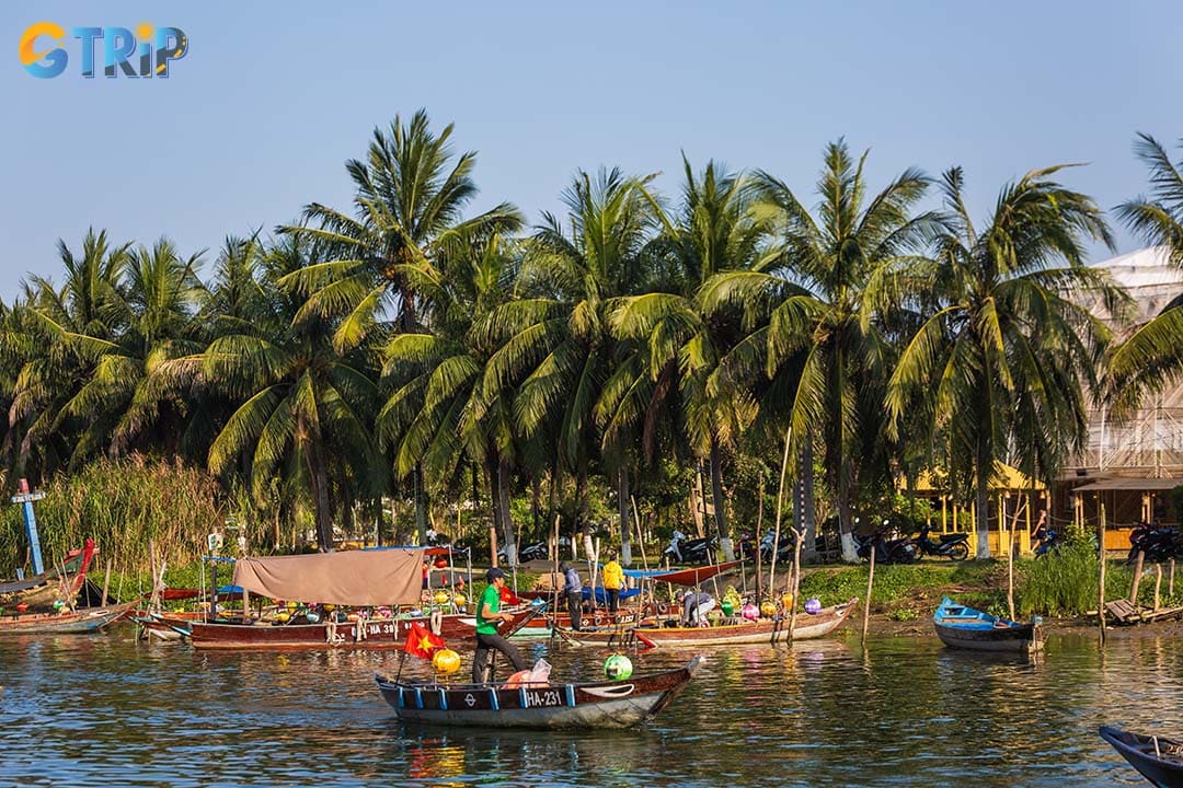 Reaching to enjoy the lantern boat ride in Hoi An is easy because the Bach Dang riverside is located at the center of the old town