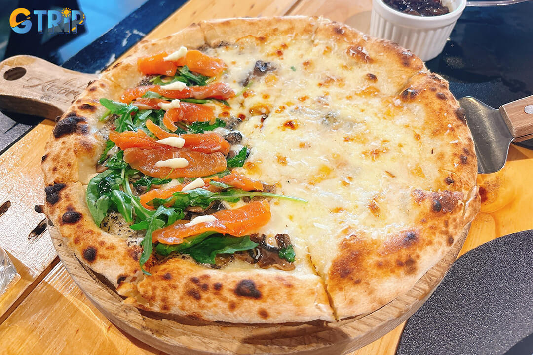 Red & Round is a small pizzeria in former District 7, renowned for its light, crispy Roman-style pizzas and simple, high-quality toppings