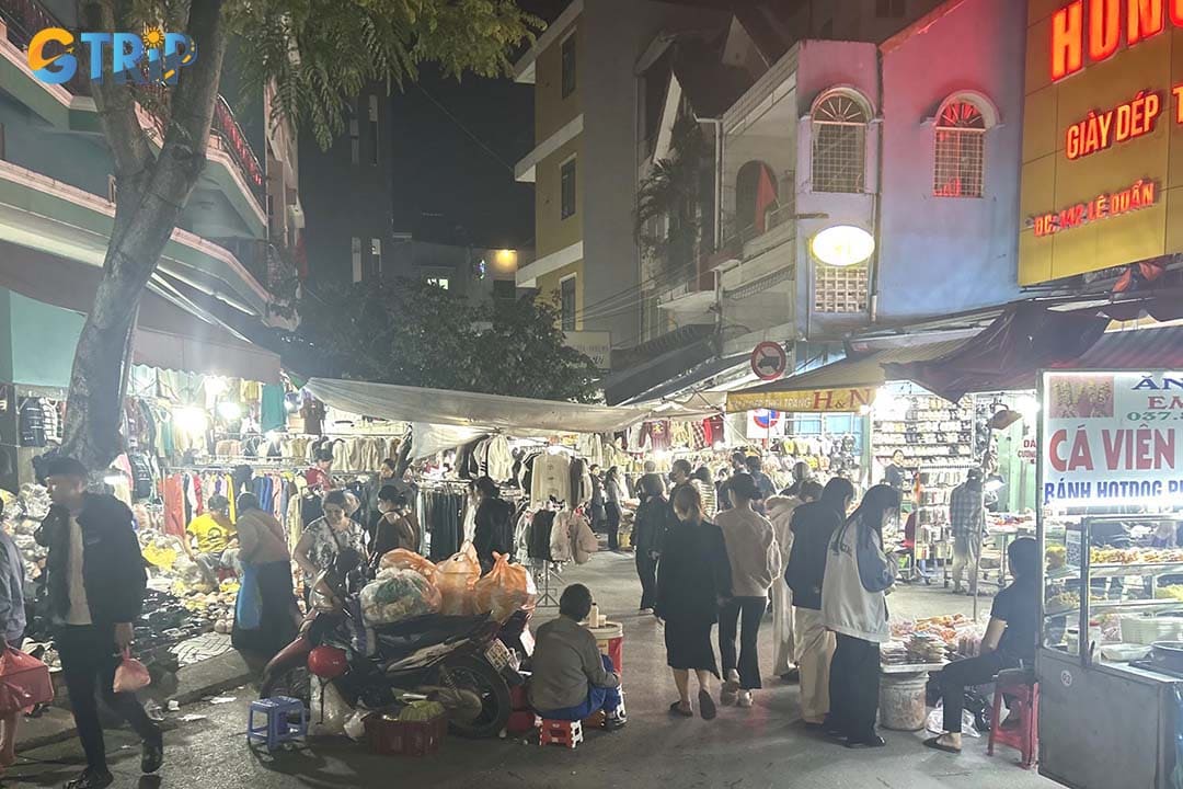 Remember practical tips to have a good night at Le Duan Night Market