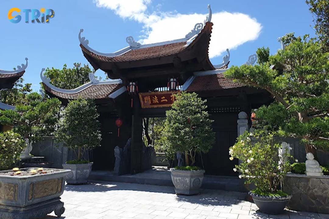 Remember practical tips to have a good visit to Linh Chua Linh Tu Temple