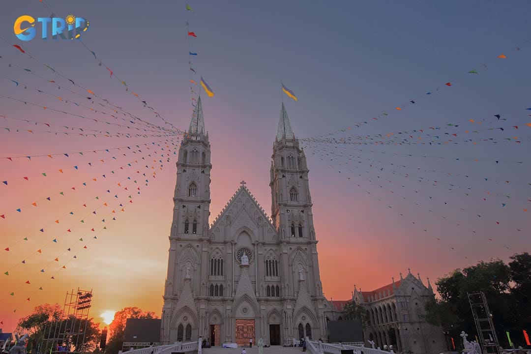 Remember to capture photos of the church becoming more beautiful at sunset