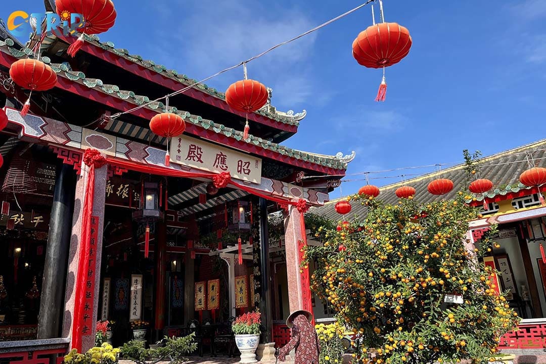 Remember travel tips to have a good journey to Hainan Assembly Hall in Hoi An