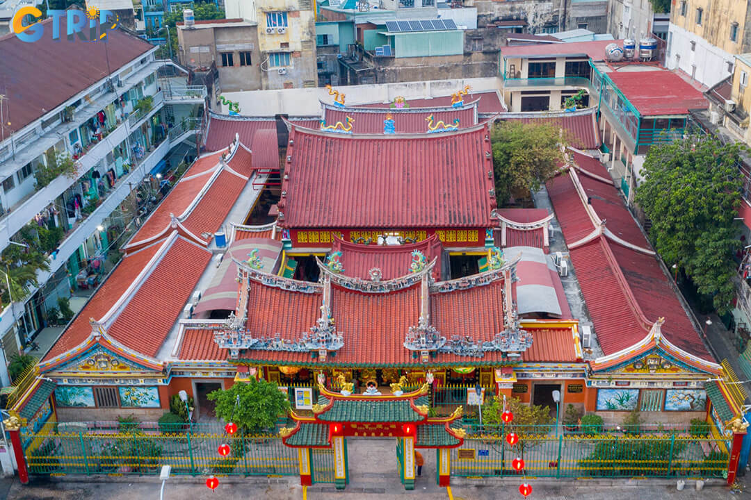 Respect the sanctity of Quan Am Pagoda by dressing modestly, moving quietly, and following local customs when praying, taking photos, or making offerings
