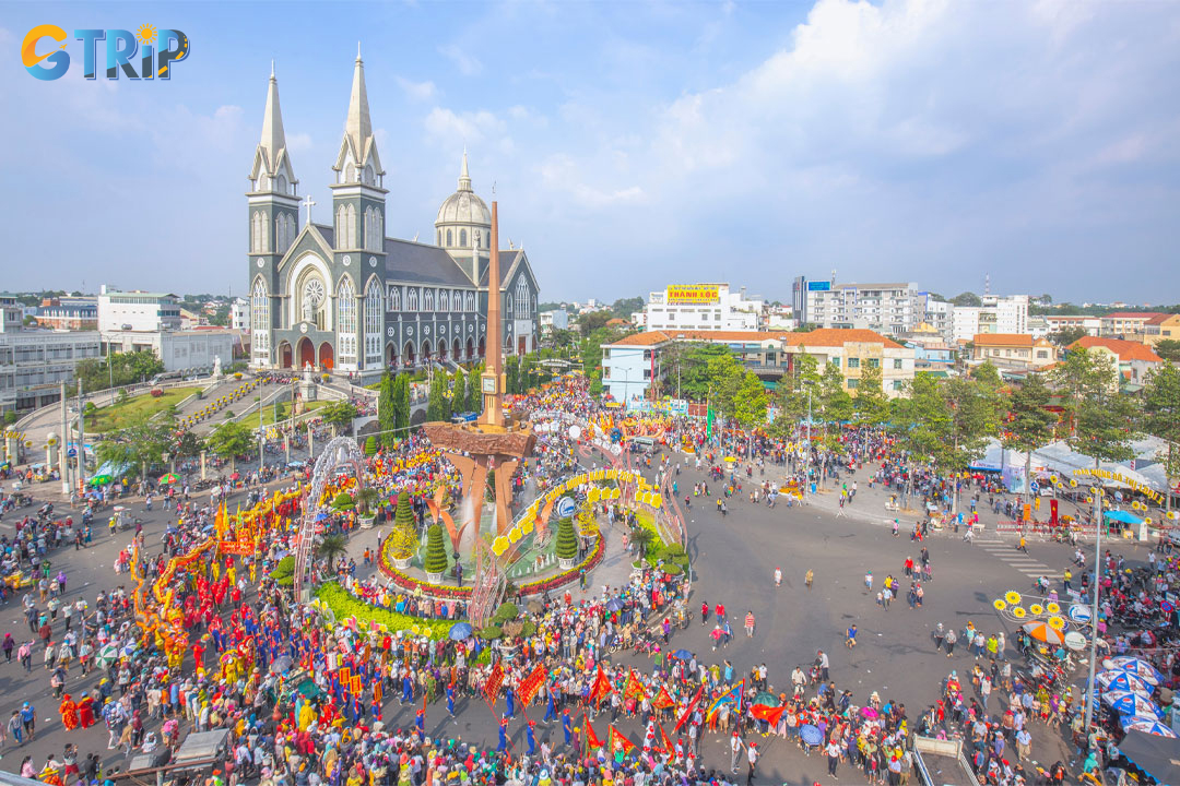 The festival features a series of traditional rituals of the Vietnamese - Chinese community