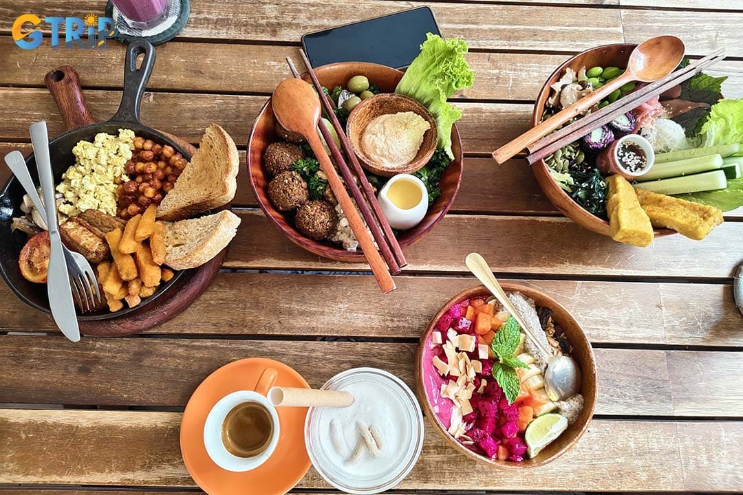 Roots stands out for its colorful Buddha bowls, acai smoothie bowls, raw lasagna, tempeh salads