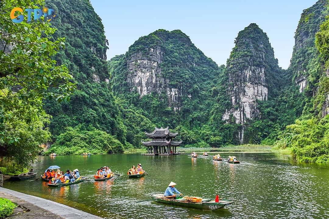 Rowboats with beautiful water temple view in Trang An