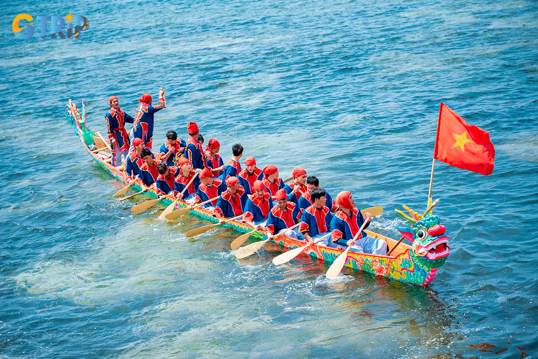 Rowing competition is an amazing activity of Quan Lan Festival