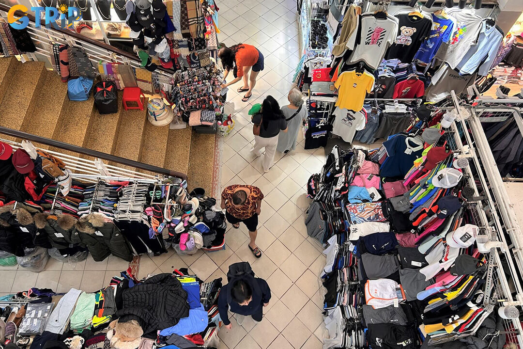 Saigon Square offers a comfortable, air-conditioned shopping environment with organized aisles, making it a stress-free alternative to traditional outdoor markets