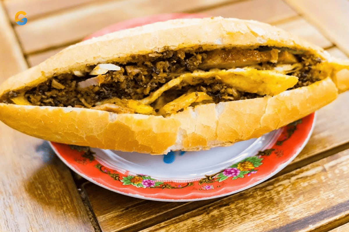 Saigon Street Food by Motorbike (Evening)