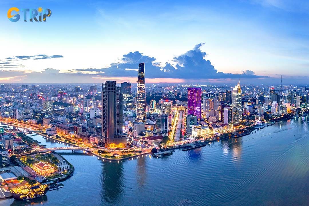 Saigon’s weather is divided into 2 seasons: dry and wet