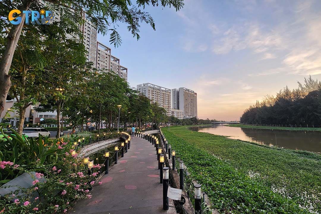 Sakura Park in the Midtown Phu My Hung complex adds a touch of Japan to District 7 with its Singapore sakura trees, pink blossoms, and Japanese-inspired design
