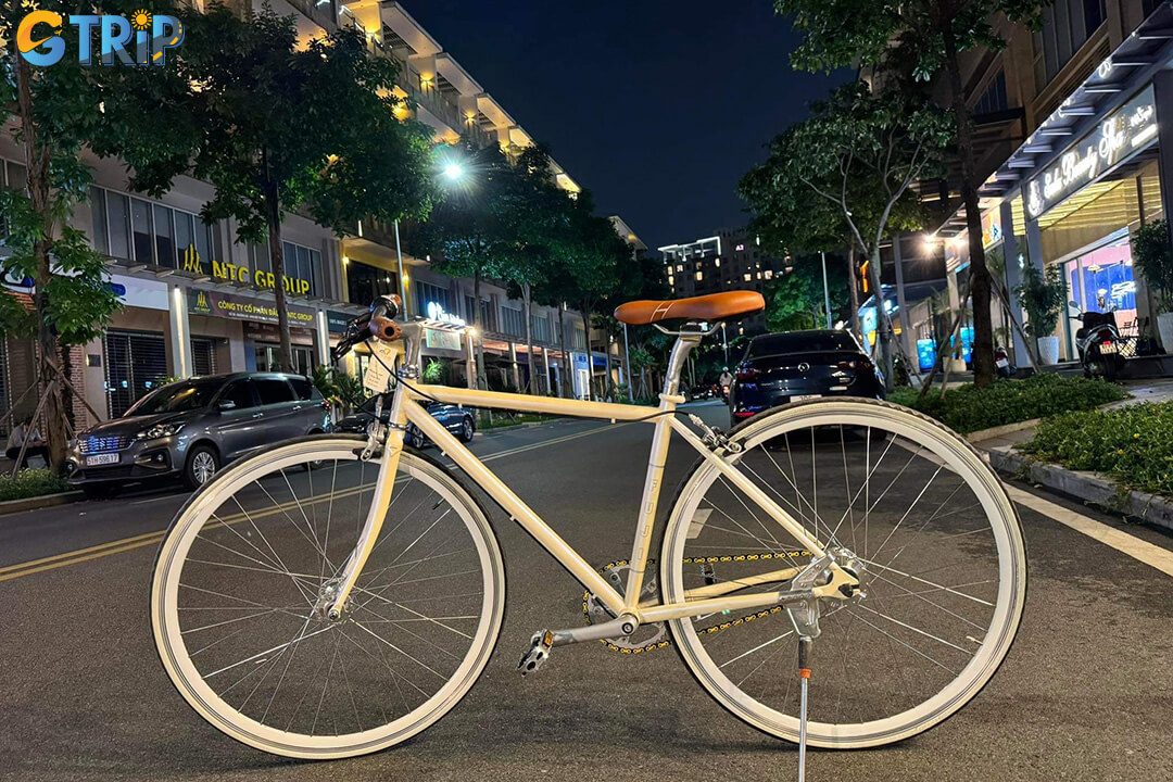 Sala Urban Area offers smooth roads, open green spaces, and stunning skyline views, making it one of the most scenic cycling spots in Ho Chi Minh City