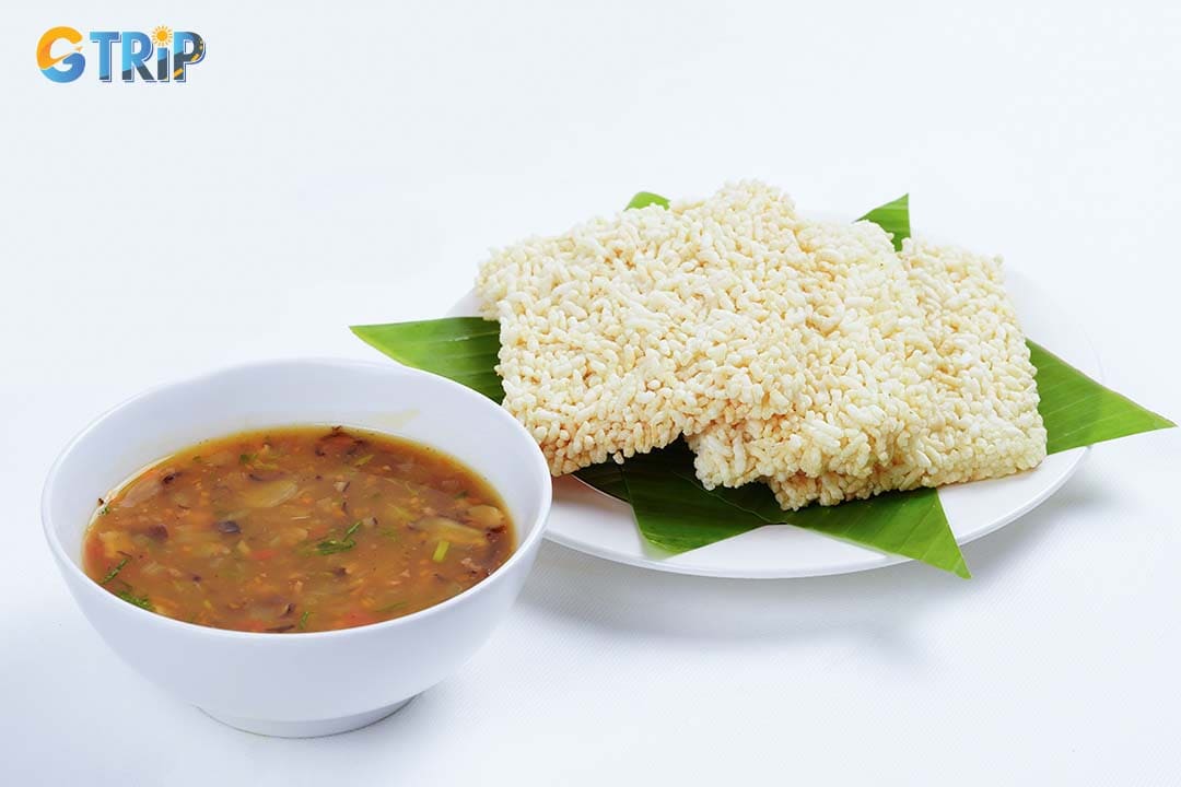 Scorched rice is one of the best street food in Ninh Binh