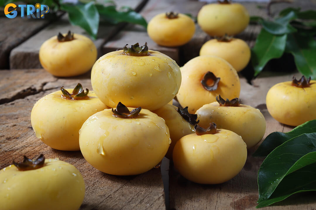 September in Hanoi offers a flavorful journey through seasonal fruits like thi, sau, and persimmon, each rooted in local culture and perfect for savoring autumn's arrival