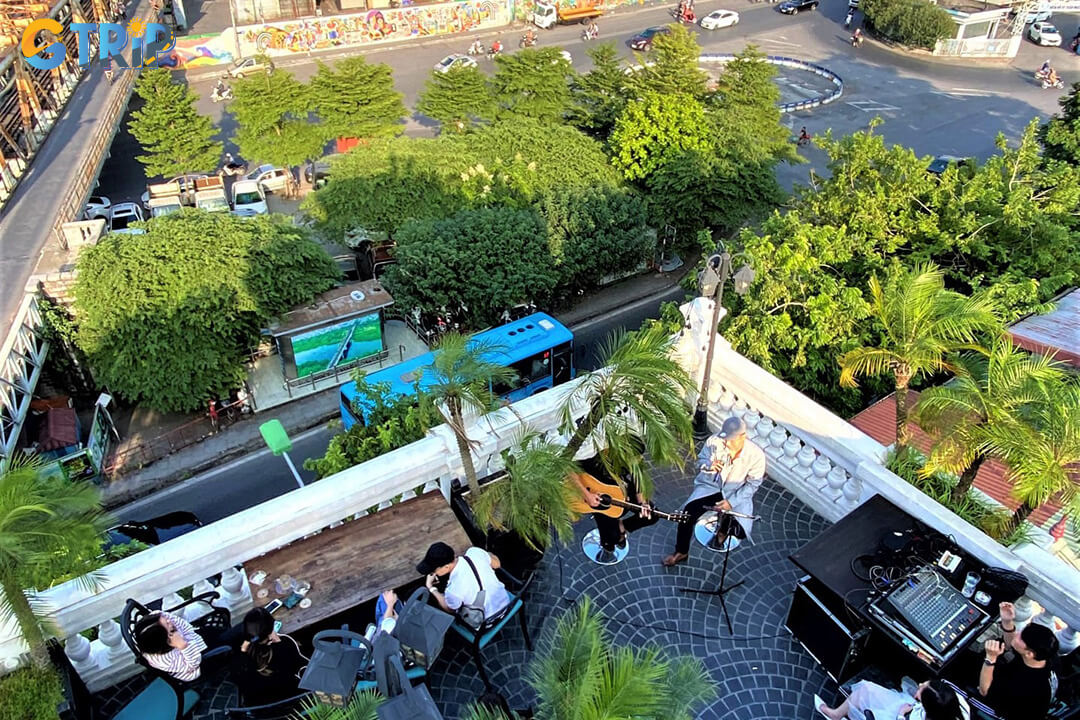 Serein Cafe & Lounge is where you can admire panoramic views of Long Bien bridge</i