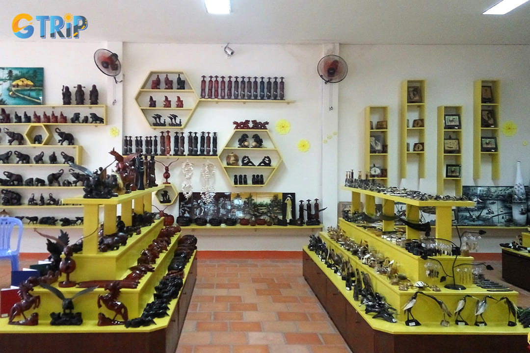Several souvenir shops near the Cu Chi Tunnels offer a range of items