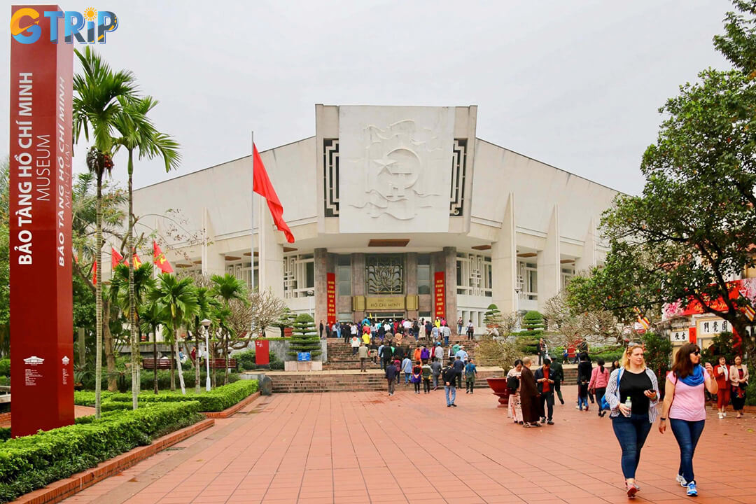 Shaped like a white lotus, the Ho Chi Minh Museum honors Vietnam’s national hero with powerful exhibits tracing his life, ideology
