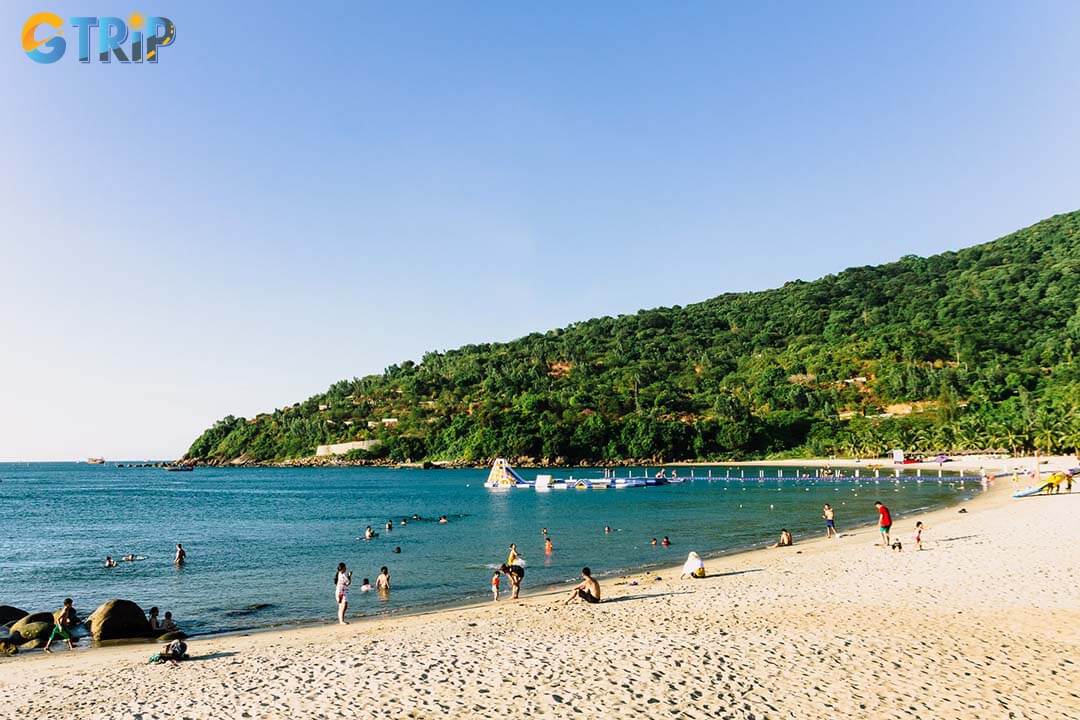 Sheltered by the Son Tra Mountains, Tien Sa Beach offers calm, crystal-clear waters with a gentle seabed, making it ideal for safe swimming and light snorkeling