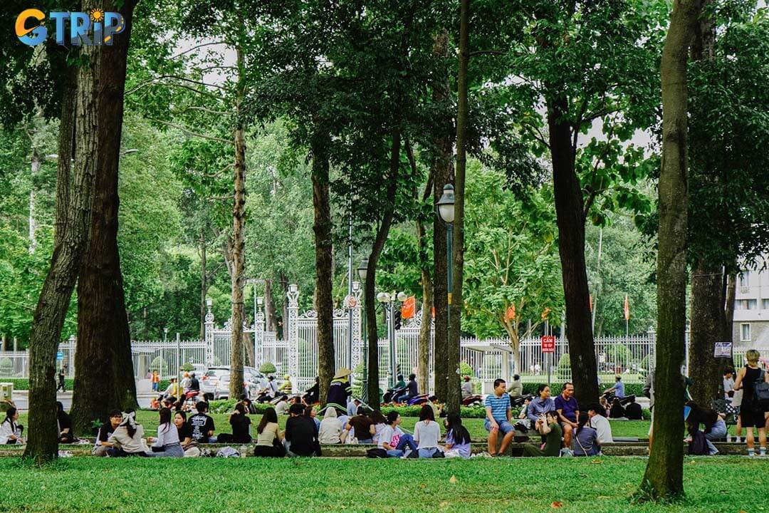 Sidewalk at April 30 Park is a must-try Saigon experience, where visitors sit on the ground to enjoy iced coffee and soak in the city’s vibrant social atmosphere