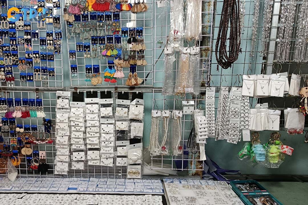 Small tables sell handmade souvenirs like woven bracelets, beaded jewelry, keychains, and cute stuffed toys, offering lightweight, personal gifts that reflect authentic Da Nang craftsmanship