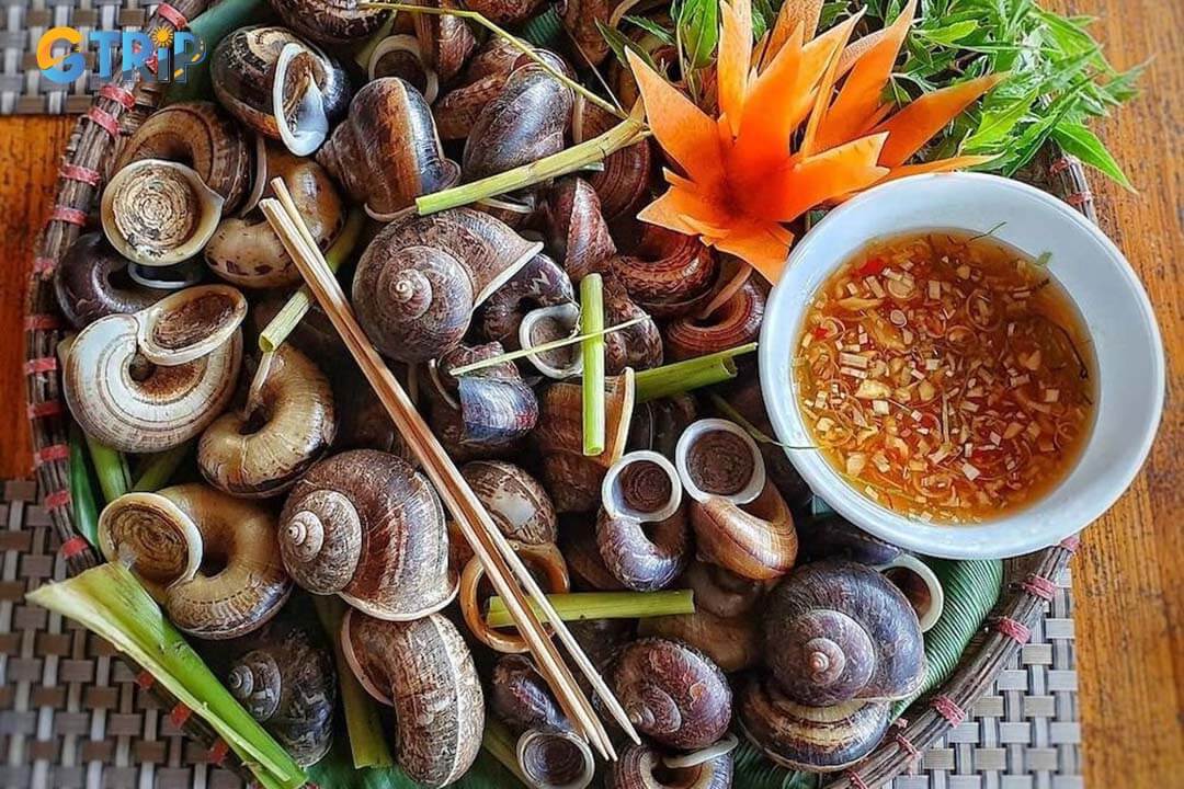 The steamed mountain snail dish with lemongrass is very flavorful and delicious